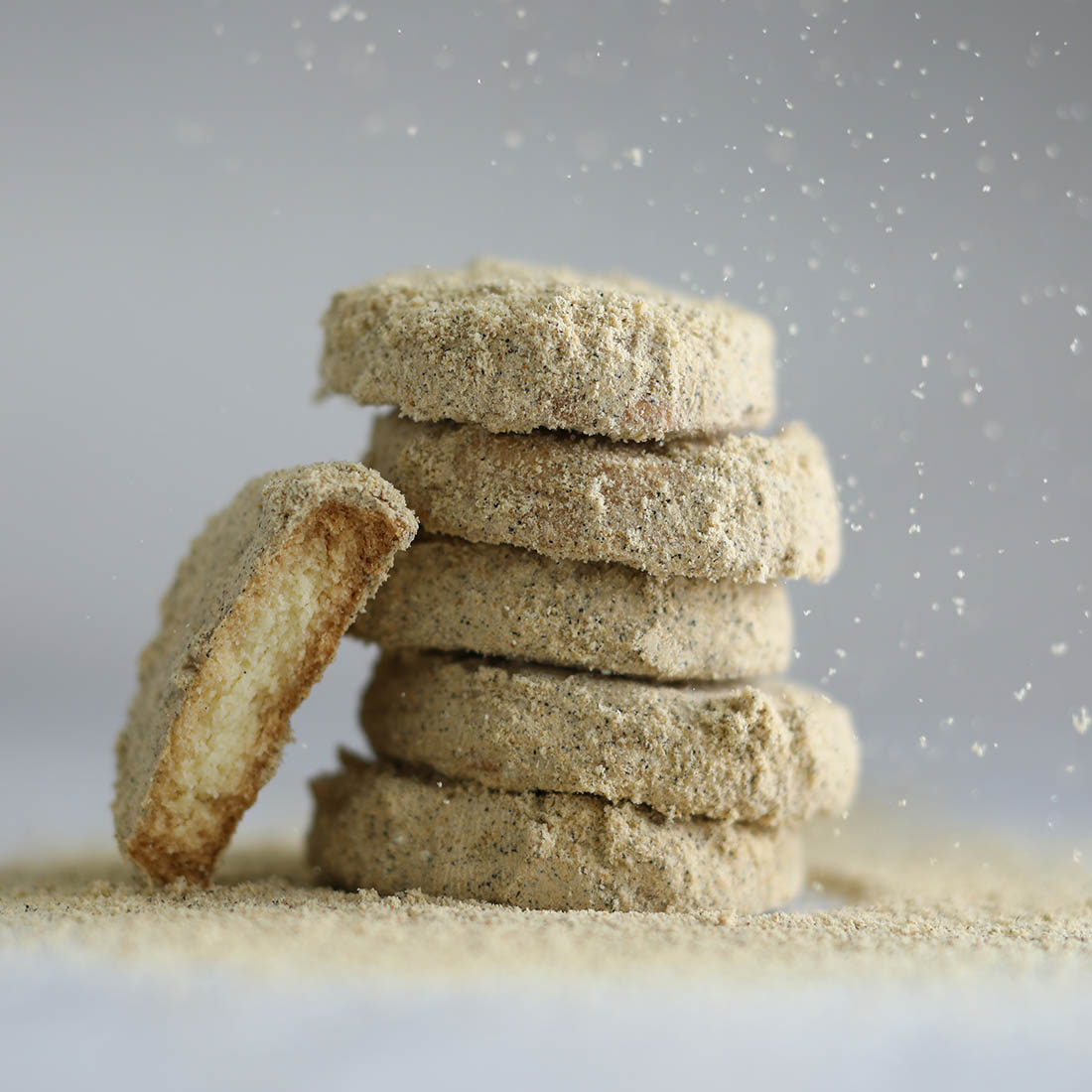 平飼い卵フルーツエッグを使用したクッキーと和三盆糖を合わせました
